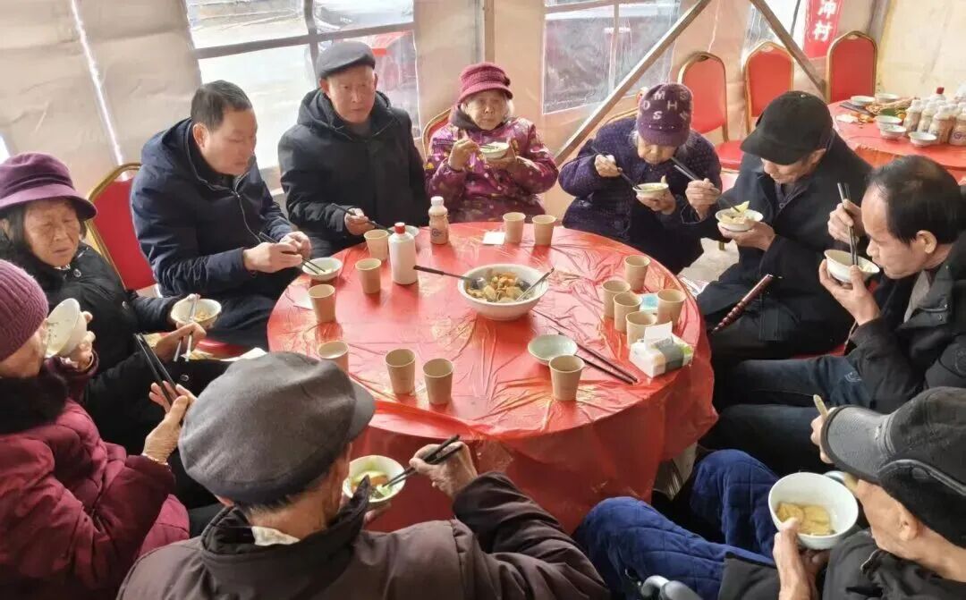 一村一宴赴新春，盛情邀请耄耋老人