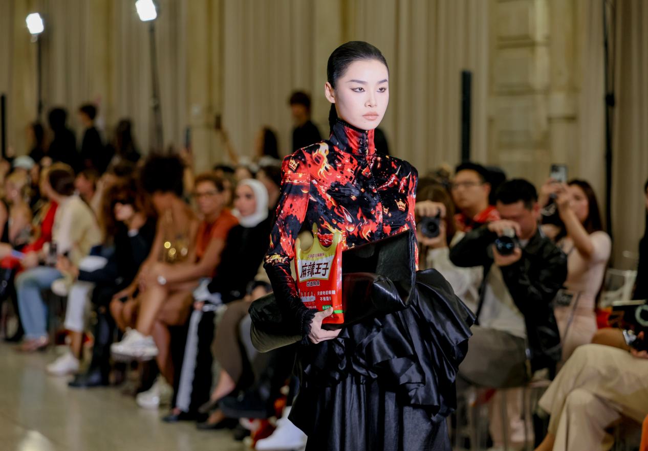 米兰时装周惊现辣条礼服，售价超10万元