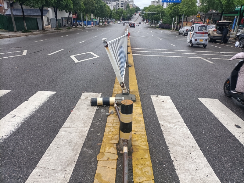 隔离点被撞坏