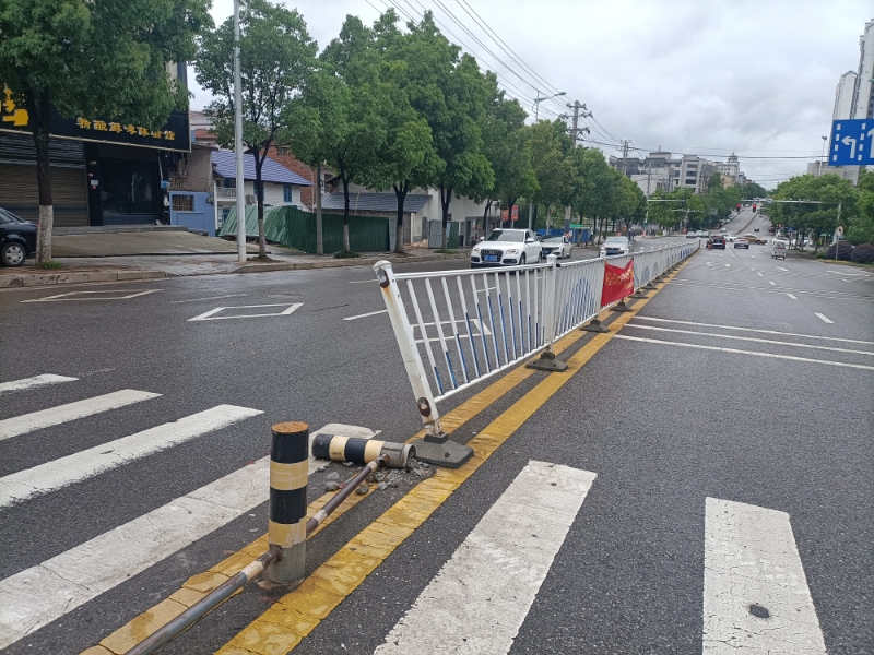 隔离点被撞坏