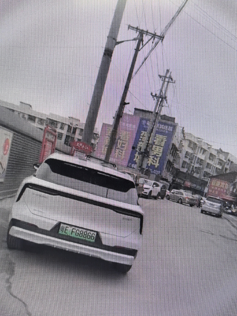 北街牌坊巷临时停车场外面违停严重