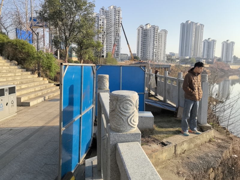 河边护栏损坏