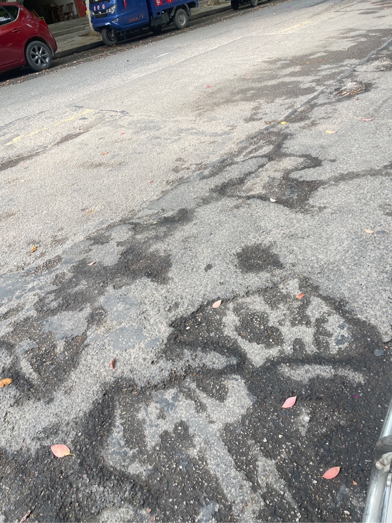 西街路面严重受损