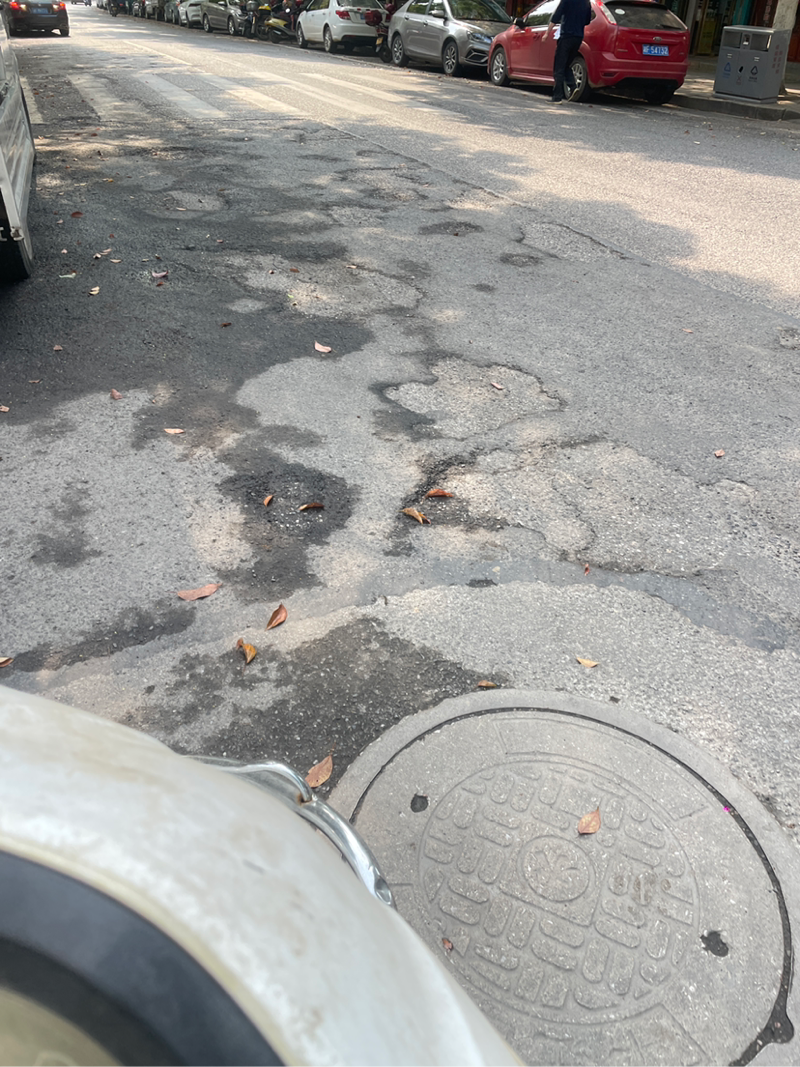 西街路面严重受损