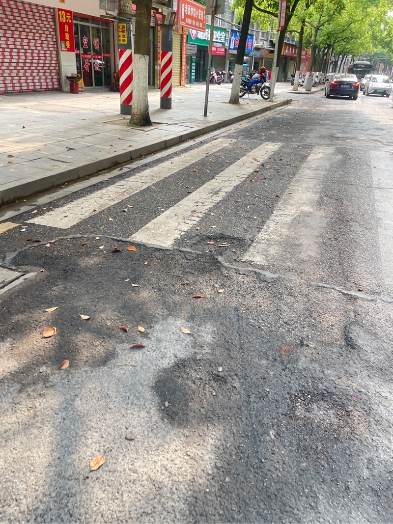 西街路面严重受损