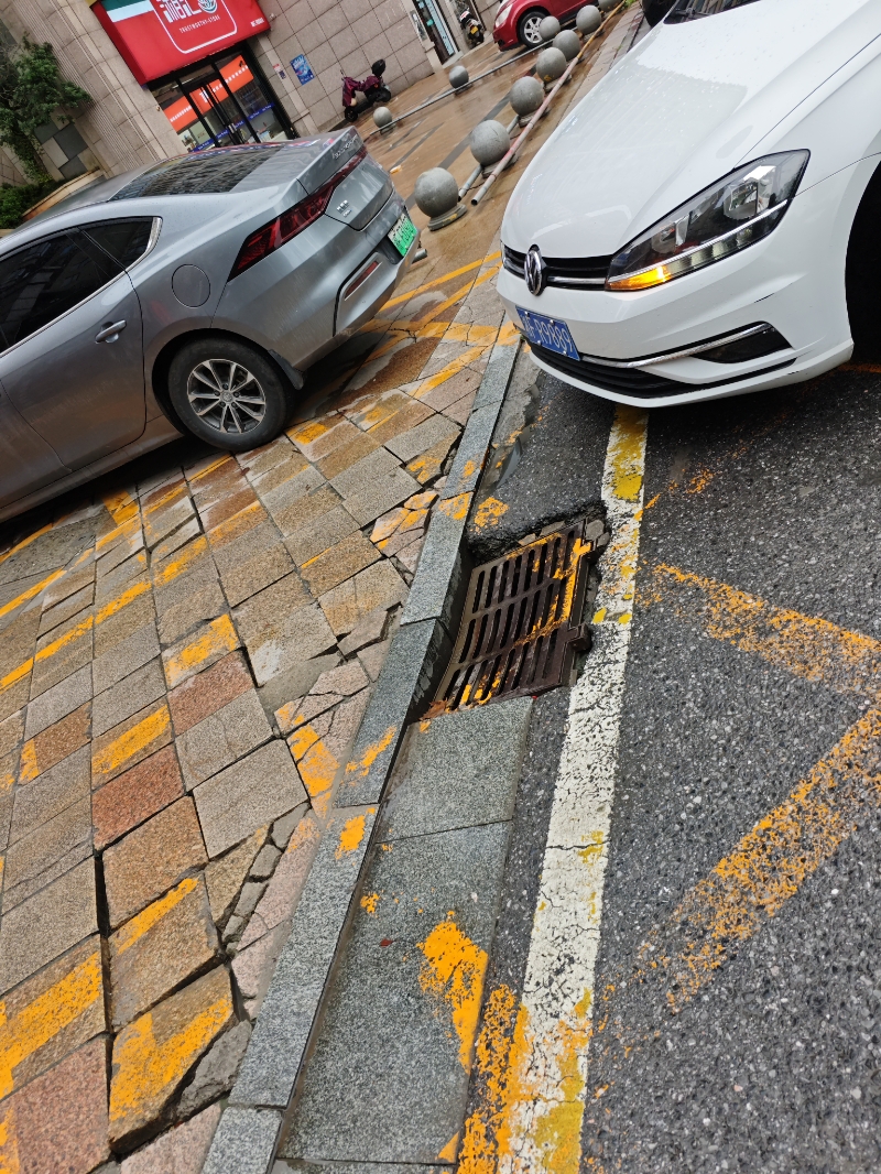 万汇停车场沟盖板下沉