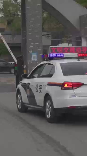 最新！平江交警交通安全宣传劝导车上线啦！